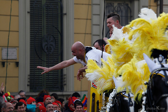 Saluting the crowds (2012)